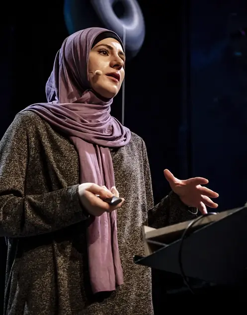 sara soueidan faisant une conférence